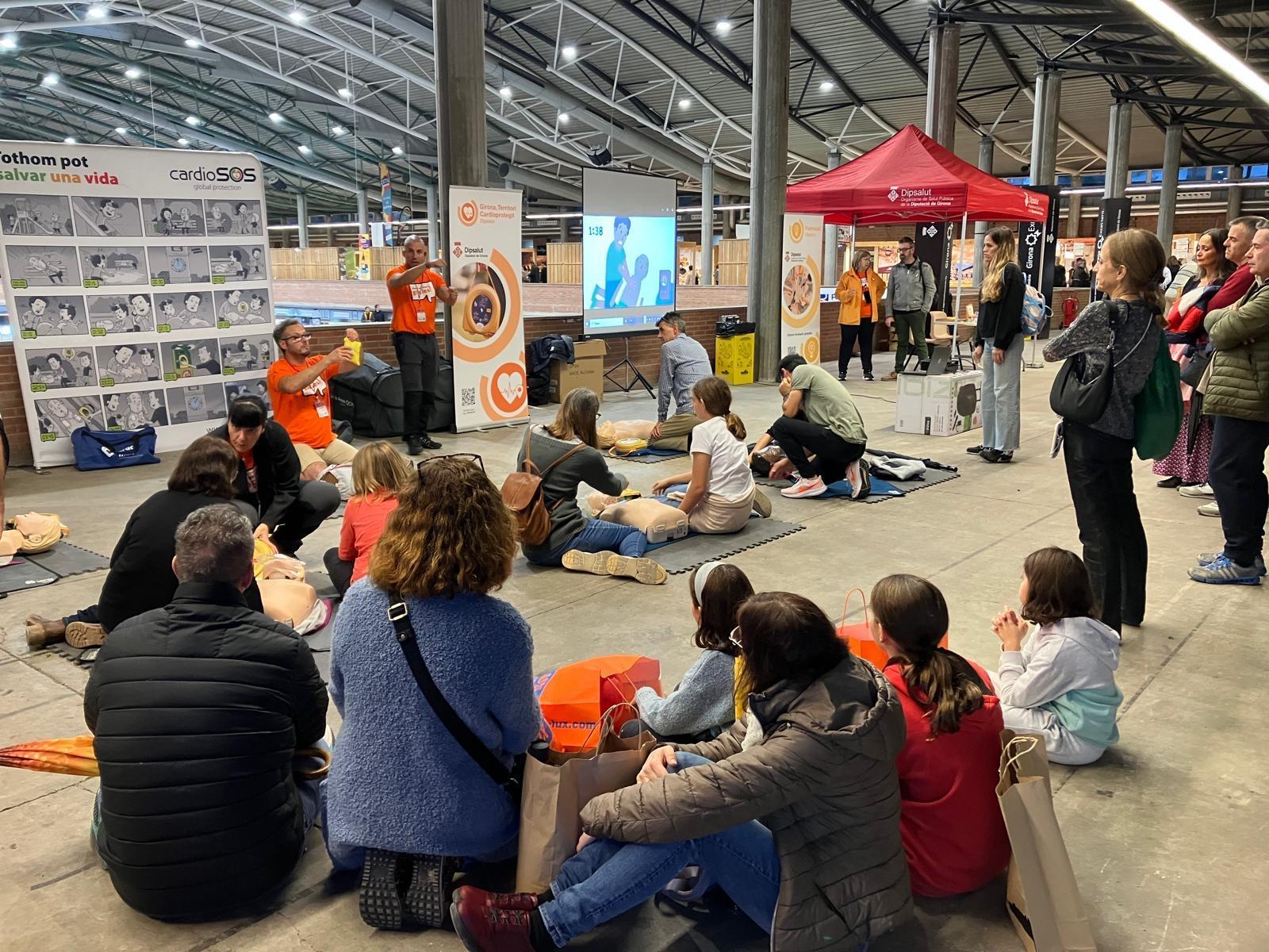 Tallers de Dipsalut per a aprendre a utilitzar els desfibril·ladors externs automàtics, DEA a la Fira de Mostres de Girona