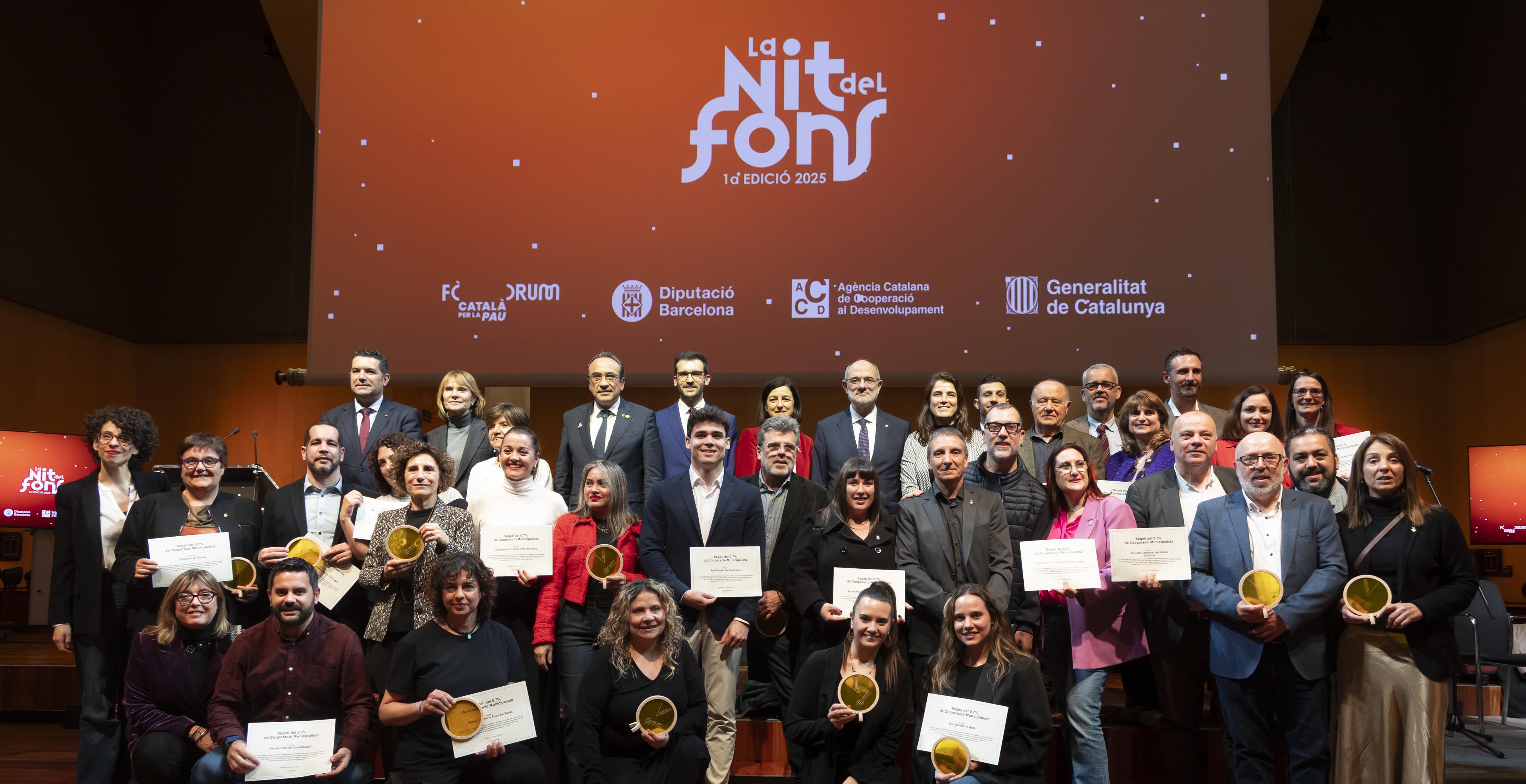 Foto de grup de la vintena d'ens locals  i entitats reconegudes a la Nit del Fons
